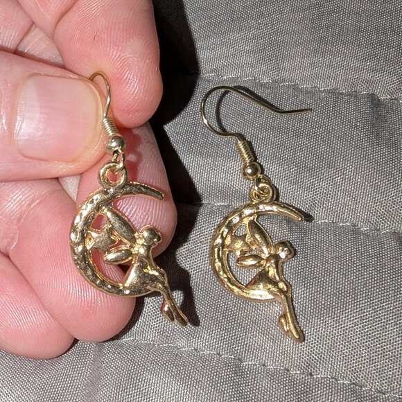 $1 with Bundle ~ Gold Tone Moon & Fairy Dangle Earrings 4495 - Picture 1 of 3